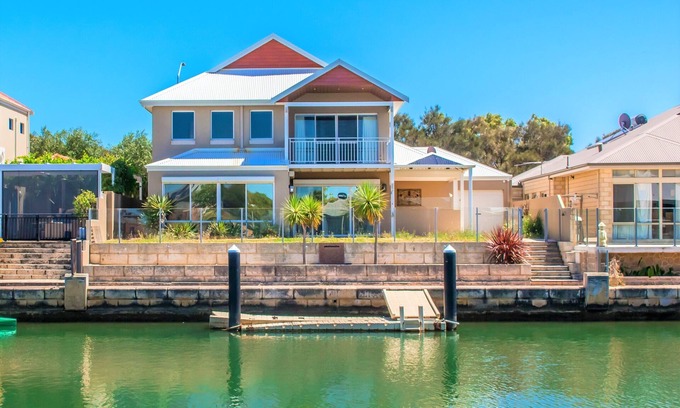 Dudley Park House | “WATERLILY HOUSE” - Luxury Mandurah Canal Holiday Home - Jetty, BBQ, Sleeps 14
