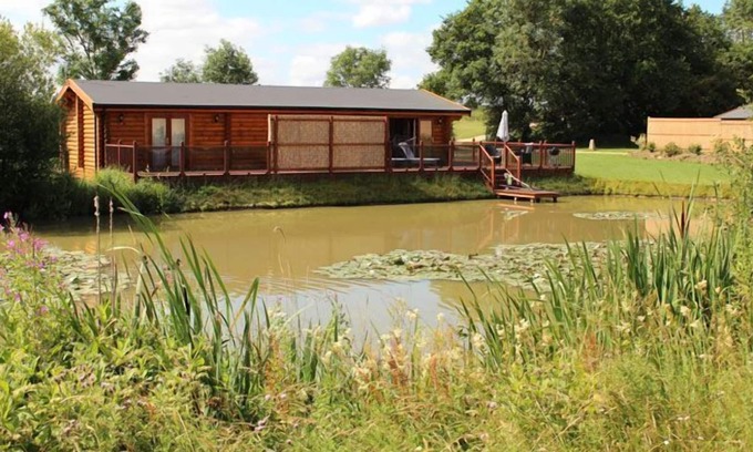 Castle Bytham Cottage | WATERLILY - sleeps 2 guests in 1 bedroom