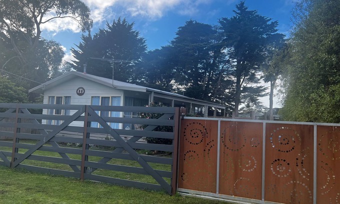 Rhyll House | Waterloo cottage- Picturesque fishing village-comfy 3 BR, 1 bathroom. Free Wifi