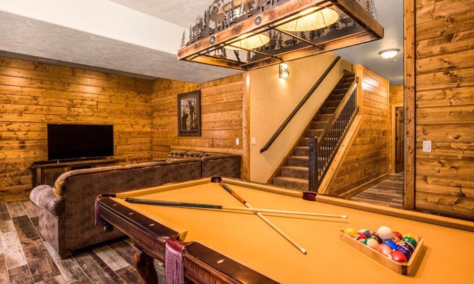 Indian Point House | WaterMill Cove Resort LUXURY 8Bed 8BA Lakefront Lodge HUGE POOL 2 miles to SDC MiniGolf