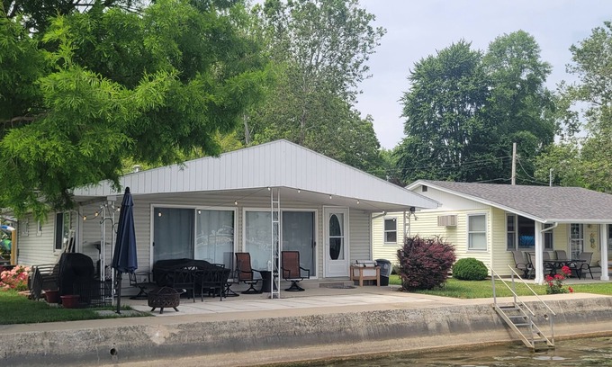 Pierceton House | Waters Edge Cottage on Big Barbee Lake!