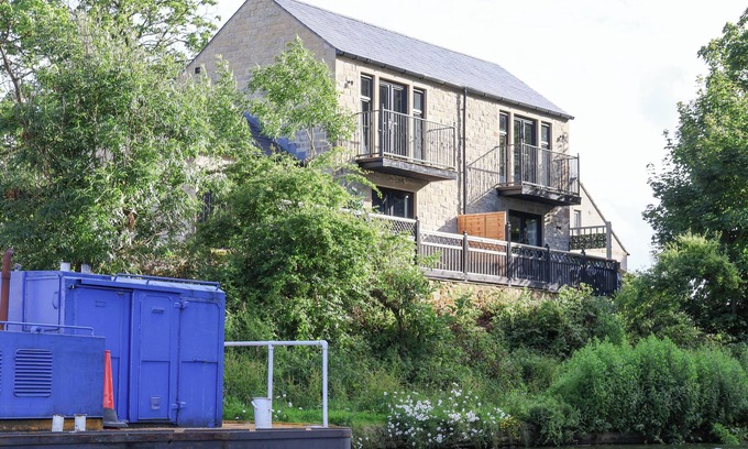 Gargrave Cottage | WATERS EDGE LOCK VIEW, pet friendly, with hot tub in Gargrave