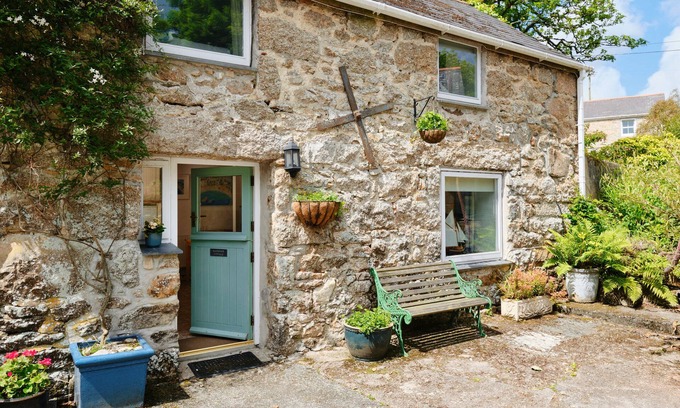Chysauster Cottage | Waterside Cottage, rural St Ives, 7 minutes to the nearest beach
