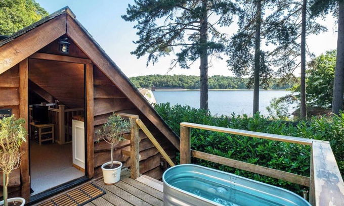 Leicester Apartment | Waterside Edge with Hot Tub