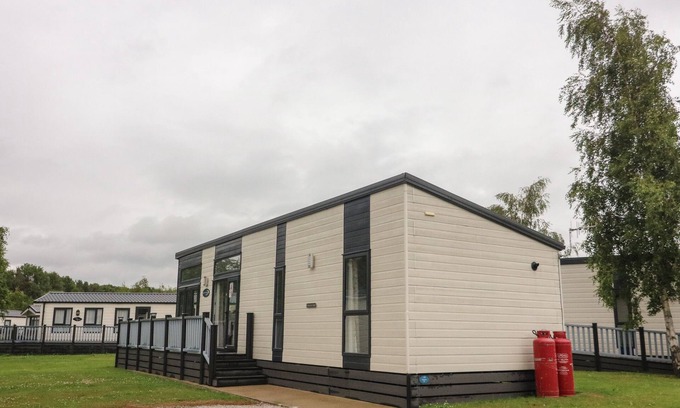 South Lakeland Leisure Village Cottage | WATERSIDE LODGE, country holiday cottage, with pool in Tewitfield
