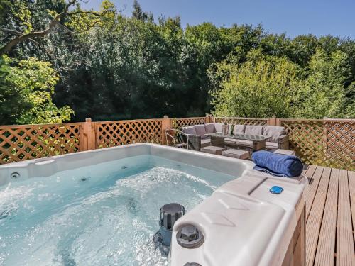 Rastrick House | Waterside Lodge