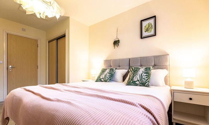 Milton Keynes House | Waterside Lodge Stunning 3 Bedroom House MK