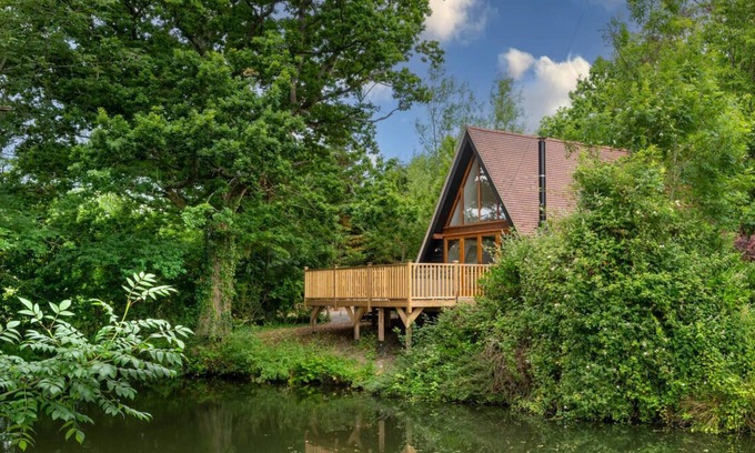 Ewhurst Green Ski Chalet | Waterside Lodge in Robertsbridge