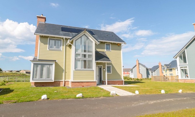Beadnell House | WATERSIDE, pet friendly, country holiday cottage in Beadnell
