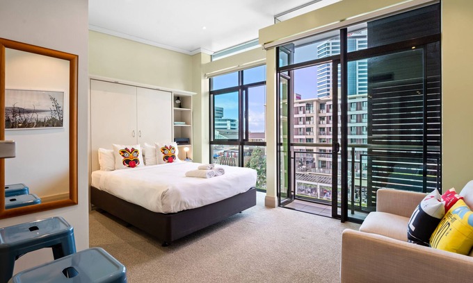 Auckland Central Business District Apartment | Waterside Studio Apt | Viaduct Views | Balcony