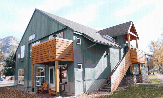 Waterton Park Hotel | Waterton Lakes Lodge Resort