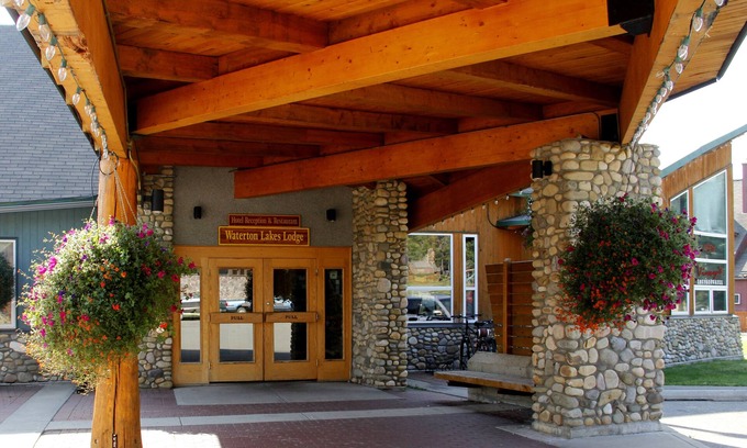 Waterton Park Hotel | Waterton Lakes Lodge Resort