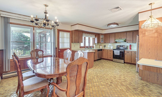 Oakville House | Watertown Home w/Yard: 1 Mi to Echo Lake Park!