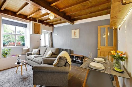 Holmfirth House | Waterview Cottage - a peaceful riverside location