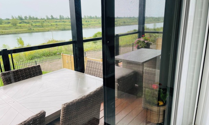 Welland House | Waterview Estates Luxurious Stay is 20min from Niagara falls, stunning location