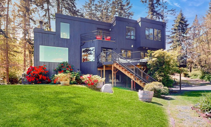 Coupeville House | Waterview Retreat in Coupeville – Mt. Baker & Saratoga Passage Views