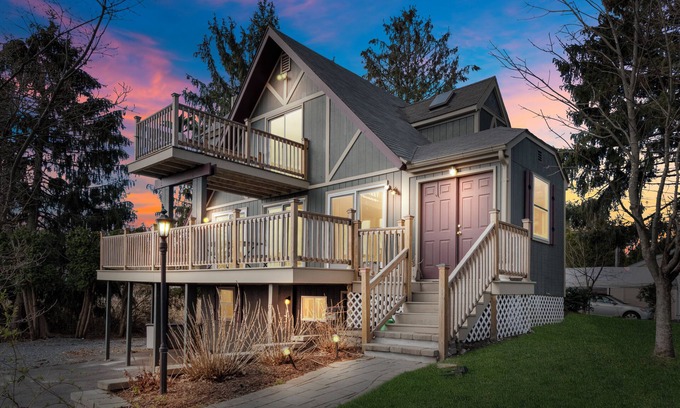 Barrington House | Waterviews off Sowams, Nearby Bike Path and Golfing