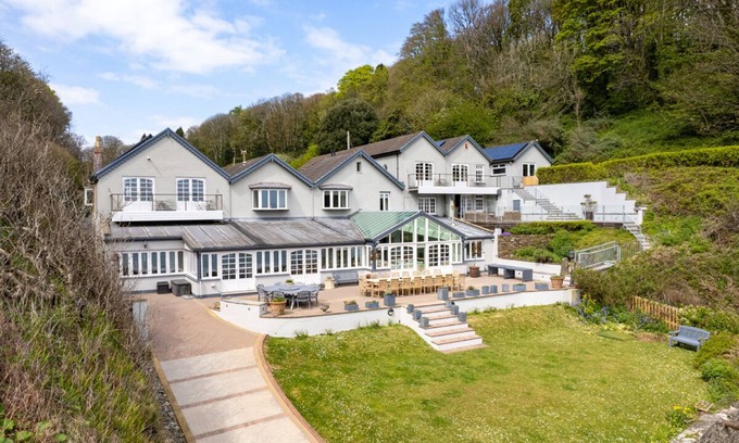 Tenby House | Waterwynch House, Holiday Home Waterwynch, Tenby, Sleeps 30, 12 bedrooms, bathrooms