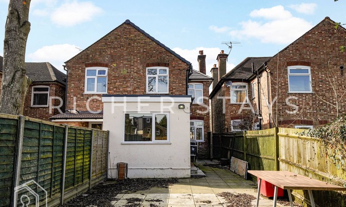 Watford House | Watford Large 5BR Home | Contractors & Families