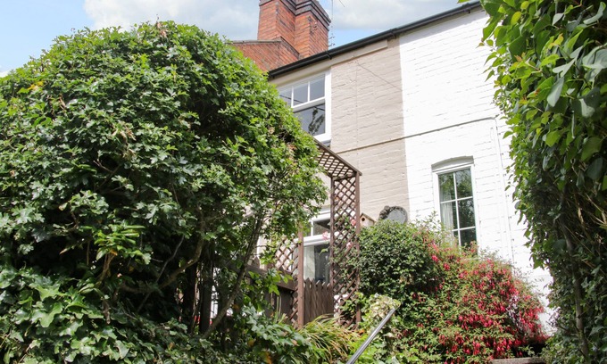 Malpas Cottage | WATTLE COTTAGE, pet friendly, character holiday cottage in Malpas