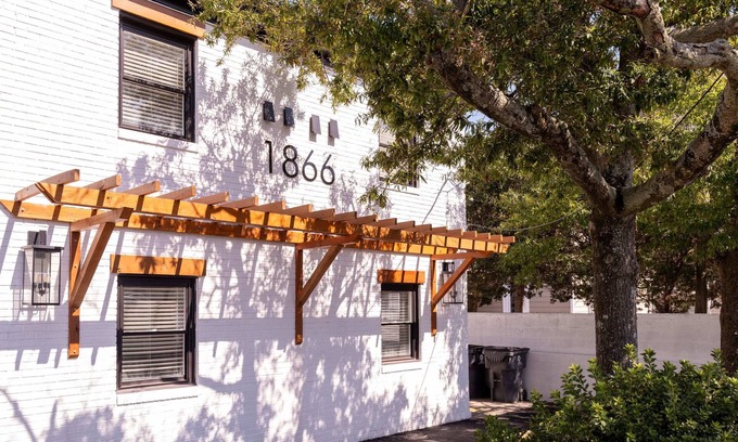 Cottage Line Apartment | Wave Suite / Right on the Beach!