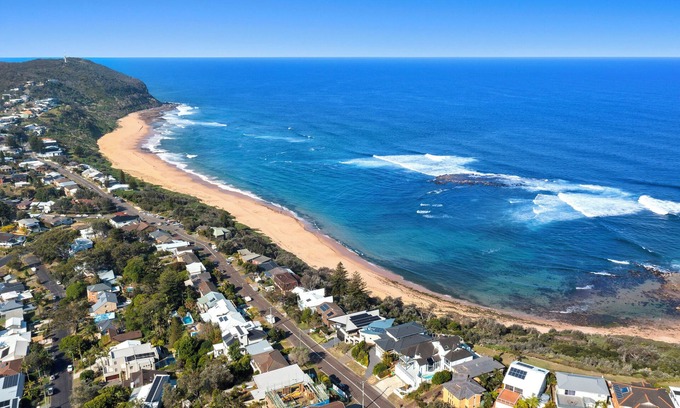 Forresters Beach House | WAVE WATCHER - New Listing, Beach Front, Pool