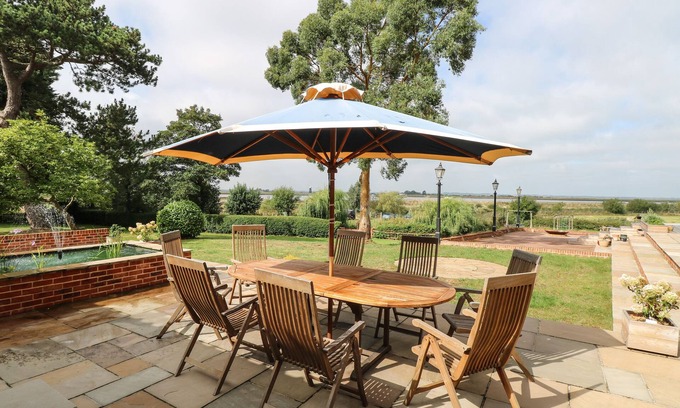 Burgh Castle Cottage | WAVENEY VIEW COTTAGE, pet friendly, with a garden in Burgh Castle