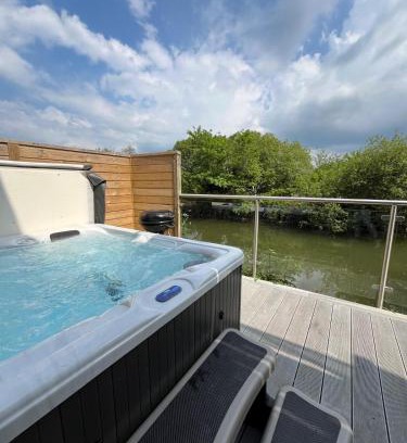Winnard's Perch House | Waveside-Waterside with hot tubResort PoolGym
