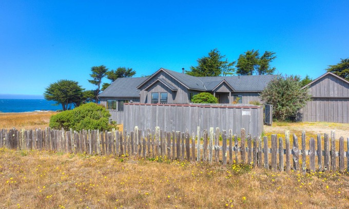Sea Ranch House | WAVESIDE Whitewater views, waves and ocean views from every window.