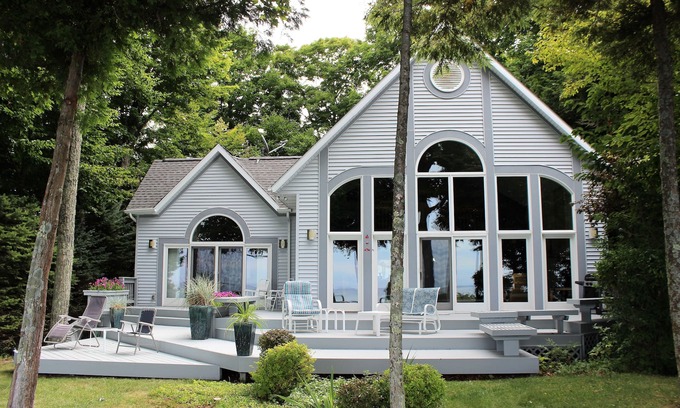 Manistee House | Wavesong Cottage: Perched on Lake Michigan between Ludington and Manistee