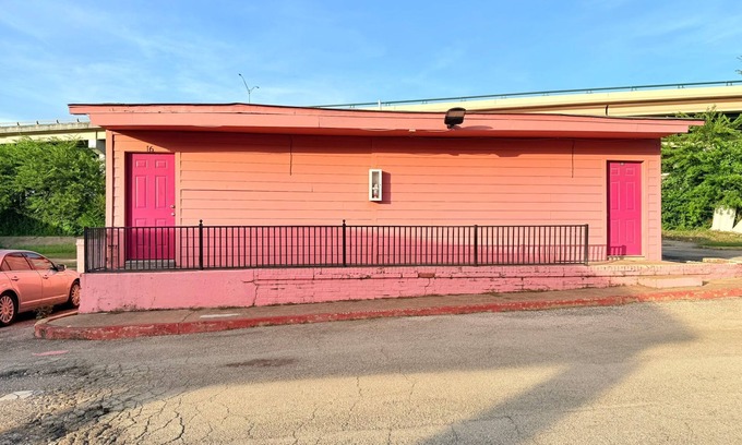 Cedar Crest Hotel | Way Side Inn by Hotel O Dallas near Fair Park Downtown