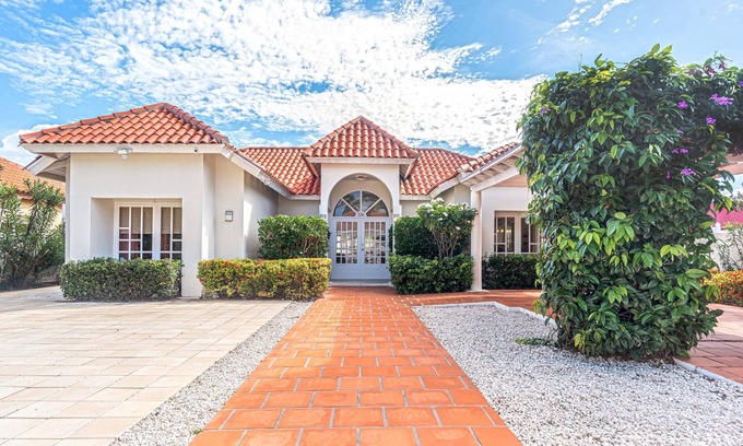 Wayaka Villa | Wayaca Retreat: 4BR 3BA, Private pool, renovated, close to beaches, quiet area.