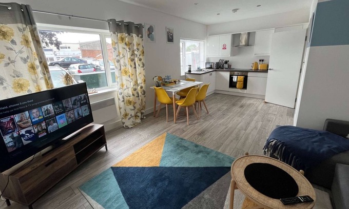 Swindon Apartment | Wayfield Serviced Apartment - 2 bedrooms, Free WIFI, Netflix & Parking