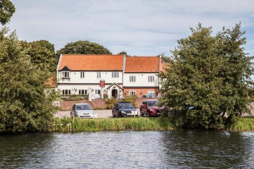 Irstead House | Wayford Bridge Inn Hotel