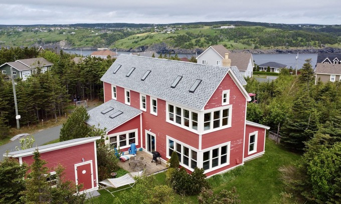 Torbay House | We are Canadian! Modern Salt Box with Amazing Ocean Views 10mins from St. John's