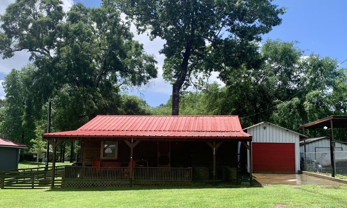Broaddus House | We invite you to come stay at the Rayburn Retreat on Sam Rayburn Reservoir