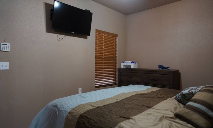 Alamogordo House | We offer discounted rates for Holloman AFB TDY/other 6 month or more tenants.