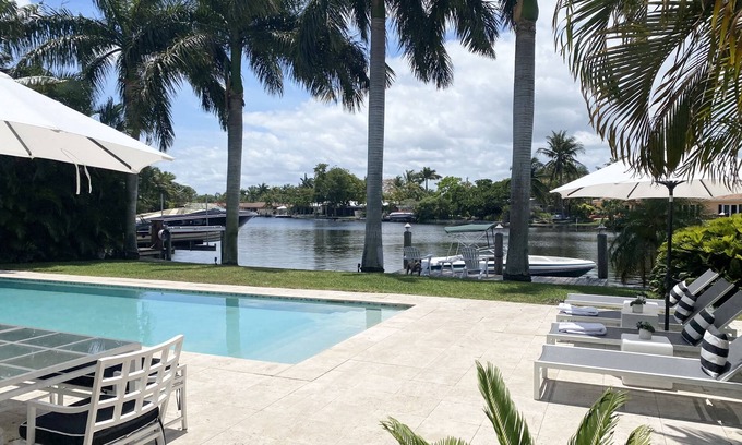 Coral Shores House | WE ONLY LIVE ONCE : Stylish and peaceful Retreat on the water. Amazing views !