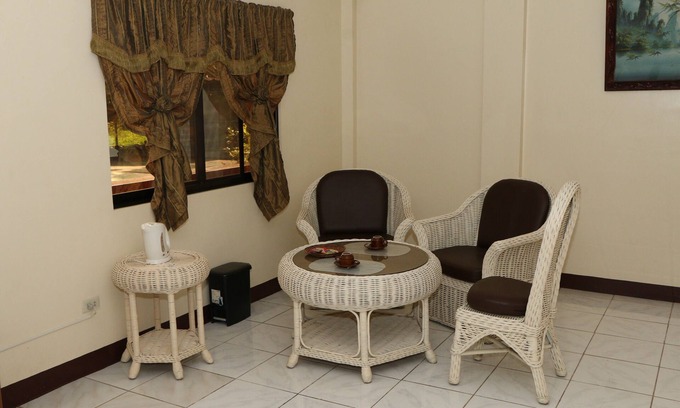 Calamba House | We provide first class hotel accommodation with Restaurant, Bar & Function Area.