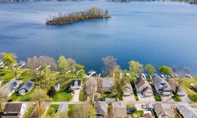 North Webster House | Webster - Charlee’s Cabin - Lake House with Pier