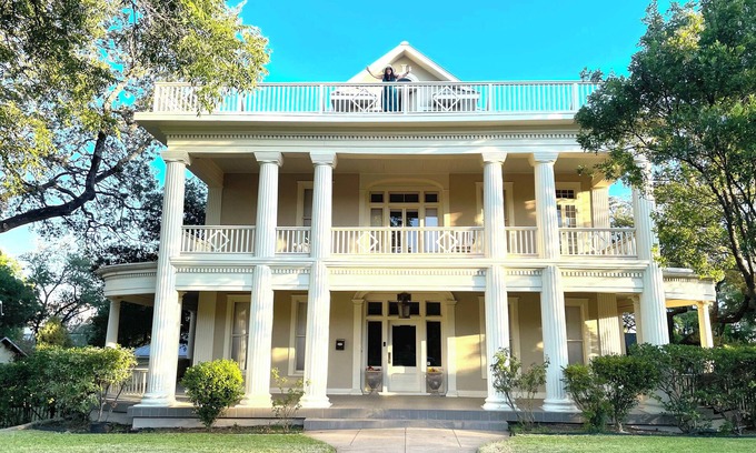 Monte Vista House | 👰🏻🤵🏽Wedding Groups up to 20: 3-Story Mansion near Downtown 2 Balconies 💒