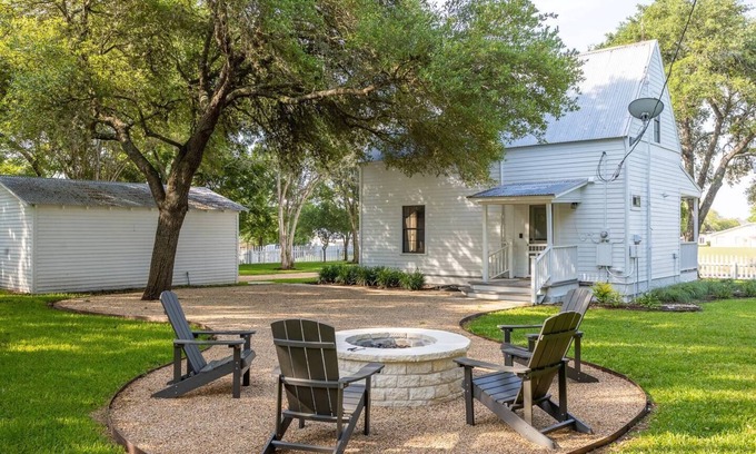 Round Top House | Wedding Weekend? Sleep 20 in 5 Units at Round Top Motel