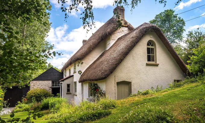 Heligan Cottage | Weeke Brook - A 'quintessential' thatched cottage