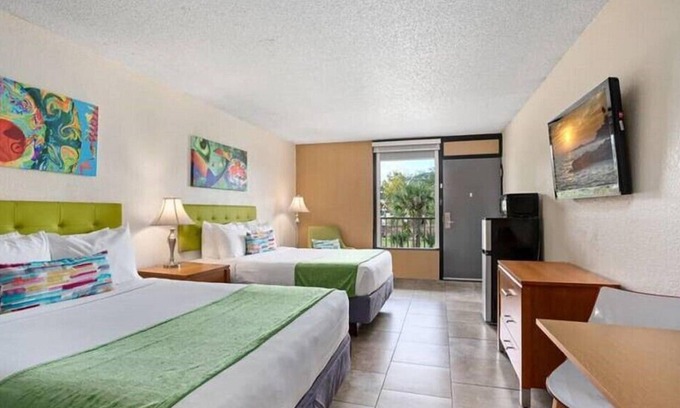 Historic Downtown Kissimmee Hotel | Weekend Getaway Room w 2 DBL Beds in the Entertainment District