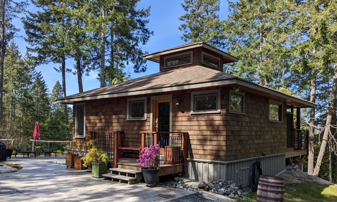 Lund Cottage | Weekly Rentals Lund Cottage close to the Harbour/Powell River