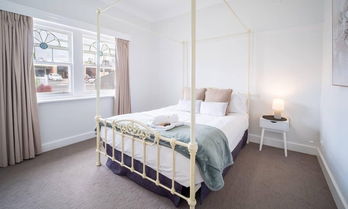 White Hills House | Weeroona Avenue Home Free WiFi Close to CBD