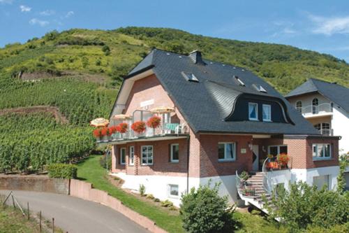Sankt Aldegund House | Wein und Gästehaus Scheid