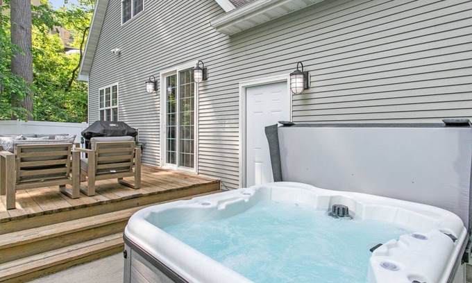 Bridgman House | Weko Beach Retreat, Hot Tub, Fire Pit, Near Lake