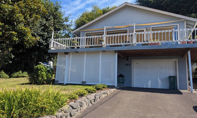 Rockaway Beach Apartment | Welcome all! CONTRACTOR/MEDICAL PERSONNEL prices 8-28 nights, inquire in app.