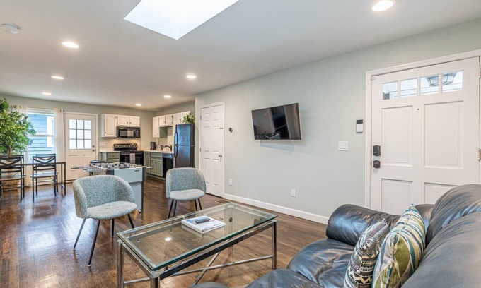 West End House | Welcome Home! 2BR with Driveway